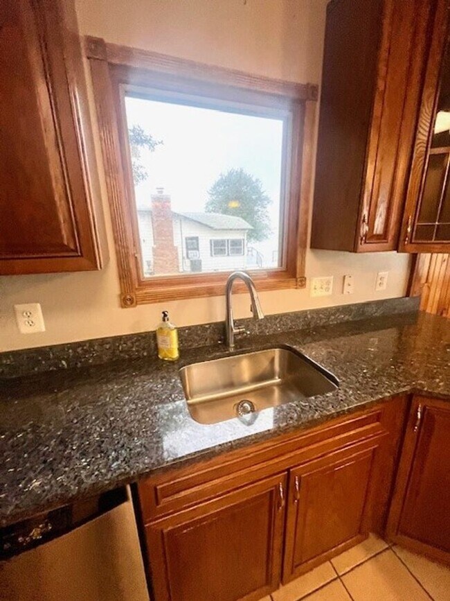 Building Photo - Gorgeous Water Front Home with Beach Access