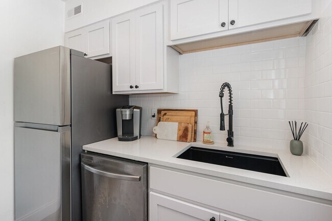 Building Photo - Charming Condo in Walkable Hillsboro Village