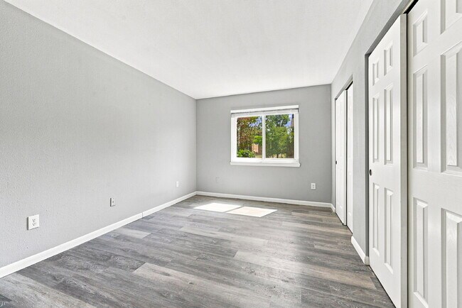 Building Photo - $1,540.95- 2 Bed, 2 Bath Updated Condo in Denver with In Unit Laundry and Community Amenities!