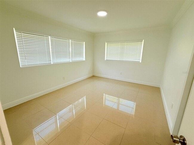 Building Photo - 2300 SW 24th St