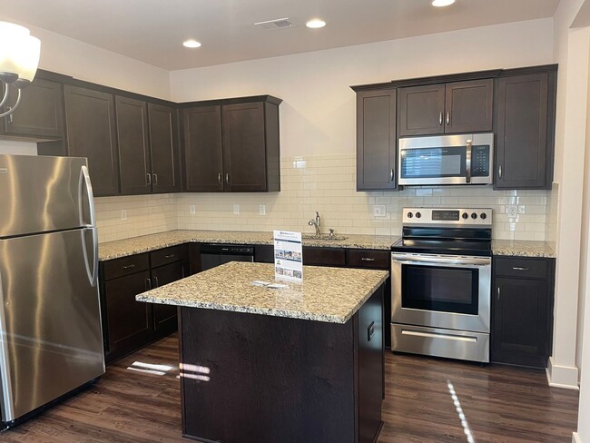 Building Photo - 3 Bedroom Home With Spacious Garage