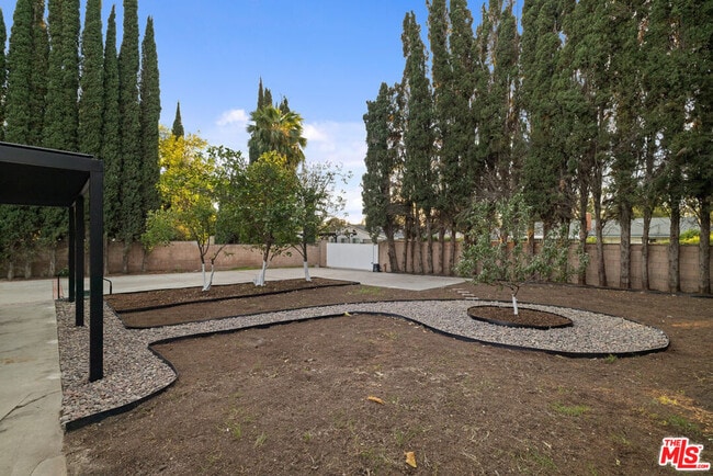 Building Photo - 10557 Reseda Blvd