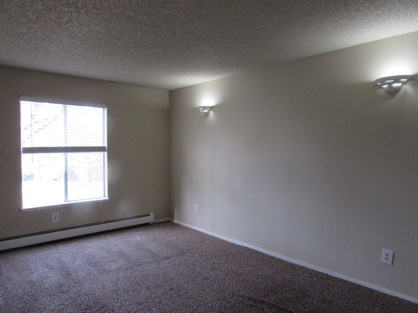 Building Photo - 3146 Lakeside Dr