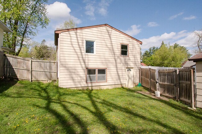 Building Photo - Close to Downtown Location with Fenced Yard