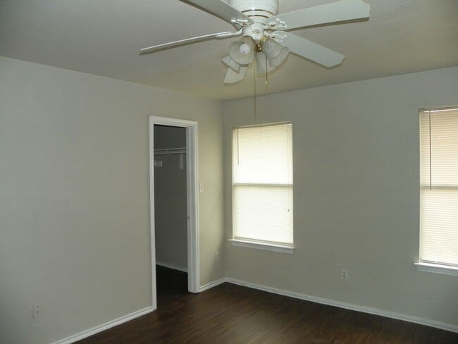 Building Photo - 2221 Creekside Ln