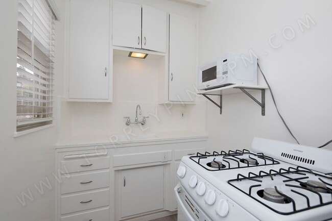 Building Photo - *OPEN HOUSE: 9/13 3-4PM* Studio in La Joll...
