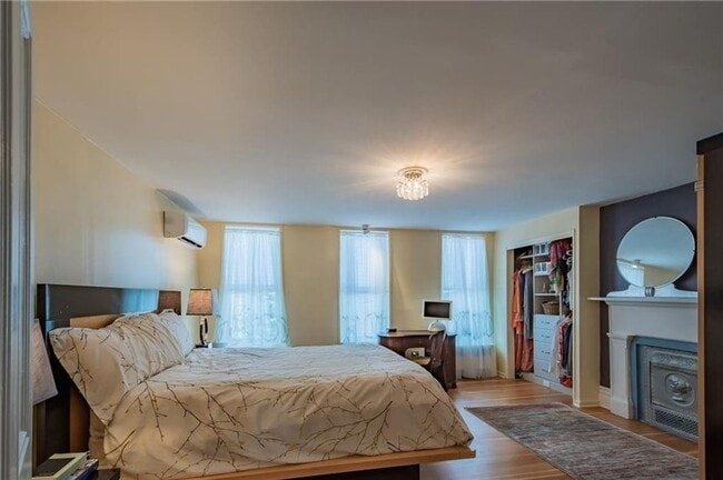 Building Photo - Lawrenceville - 2 BR Single Family Home, Air Condition, Hardwood Floors!