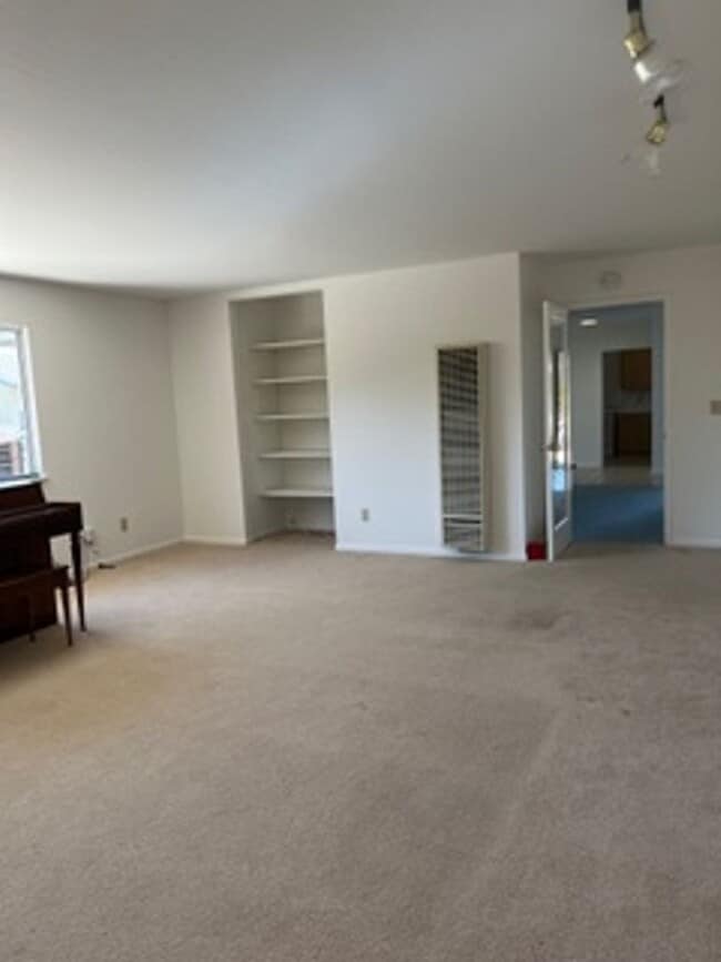 Building Photo - Great Four Bedroom, Three Bathroom House in Monterey