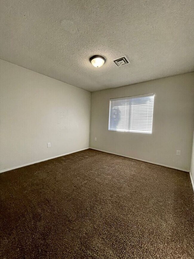 Building Photo - COMING SOON! ADORABLE 3 BEDROOMS/ 2BATHS SINGLE LEVEL HOME!!