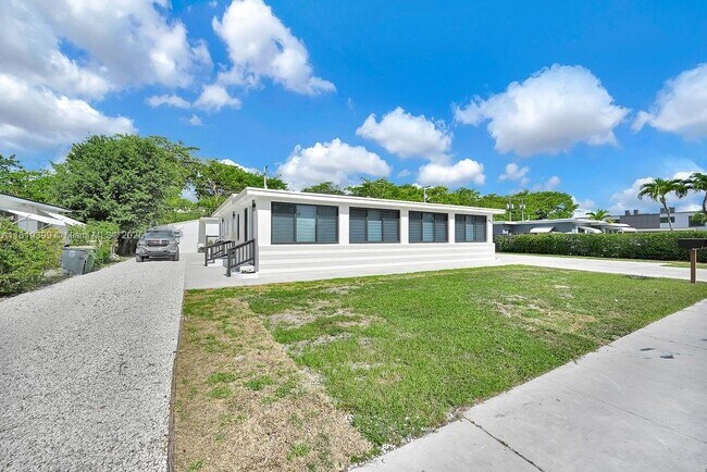 Building Photo - 12400 NE 11th Ct