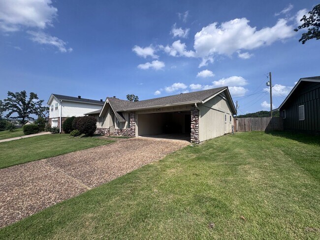 Building Photo - 1115 Briar Creek Rd
