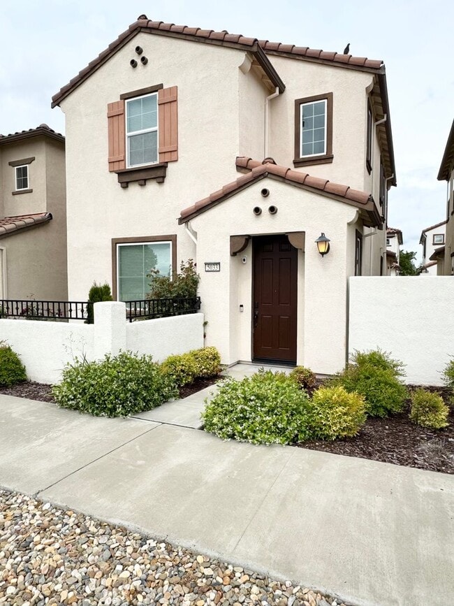 Building Photo - 3 Bed / 2.5 Bath Solar Home with Patio – Roseville – Available Now SEE VIDEO