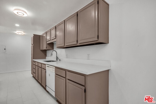 Building Photo - 406 N Oakhurst Dr