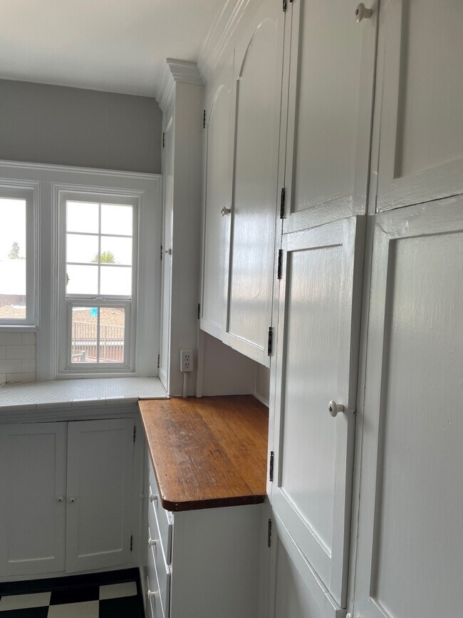 kitchen - 1645 10th Ave E