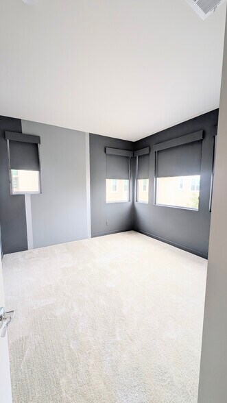 Building Photo - 450 Clubhouse Dr
