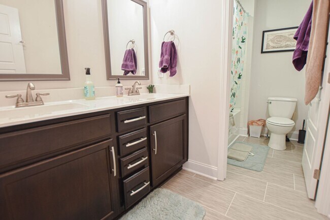 Building Photo - Pet Friendly Four Bedroom!