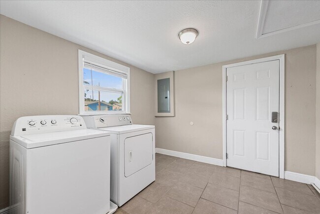 Building Photo - Beautiful and Upgraded 3/3 in South Tampa! Available Now!