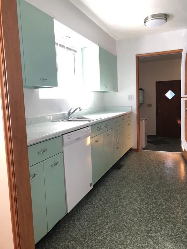Building Photo - 2 Bed Mid-Century House w/ Garage & Fenced...