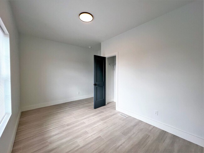 Building Photo - LOCATED IN HISTORIC PARKRIDGE!!