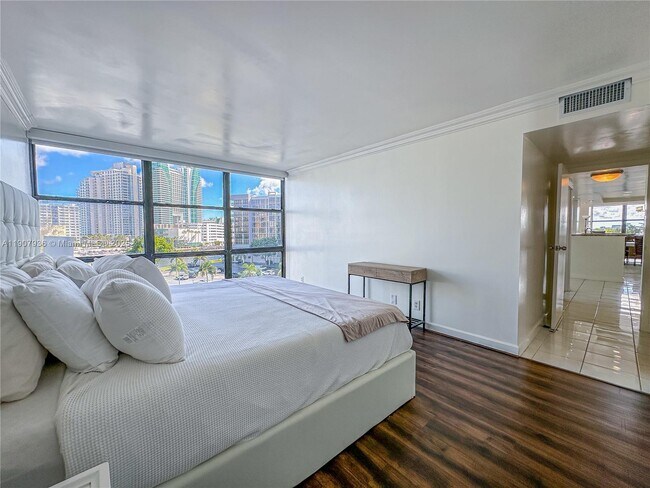 Building Photo - 800 Parkview Dr