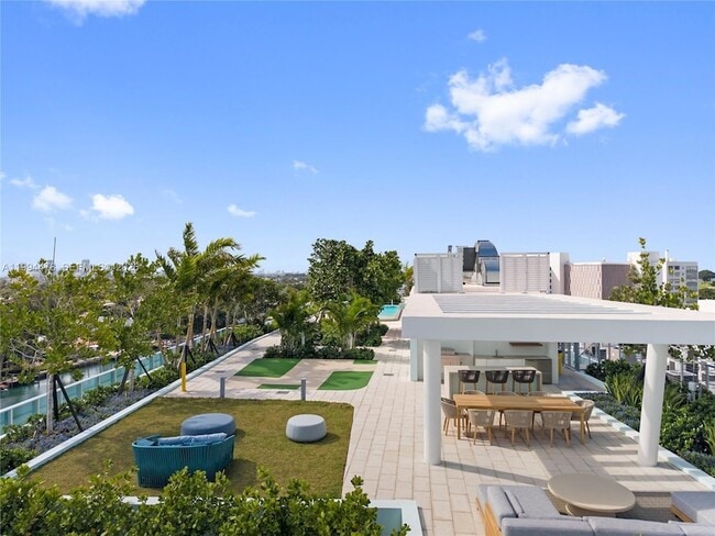 Building Photo - 9221 E Bay Harbor Dr