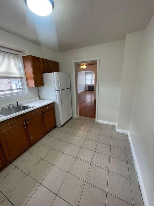 Building Photo - 1502 N Kenwood Ave
