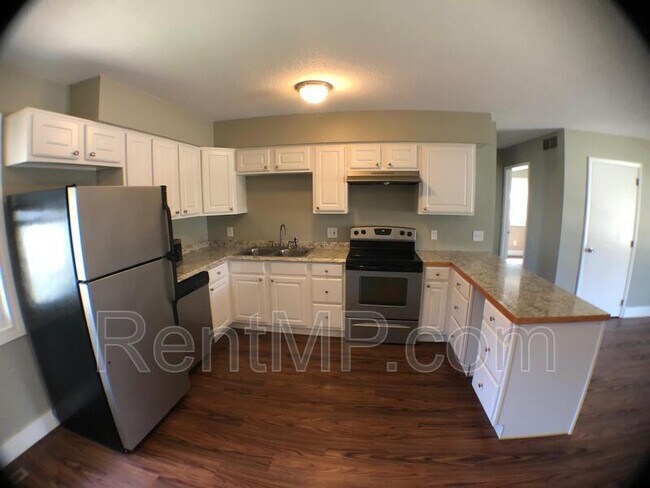 Building Photo - 303 S Oak St