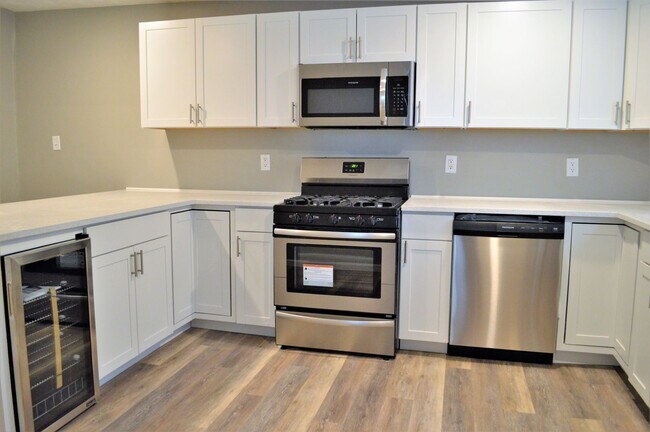 Building Photo - Amazing 3 bed, 1.5 bath, rental home in So...