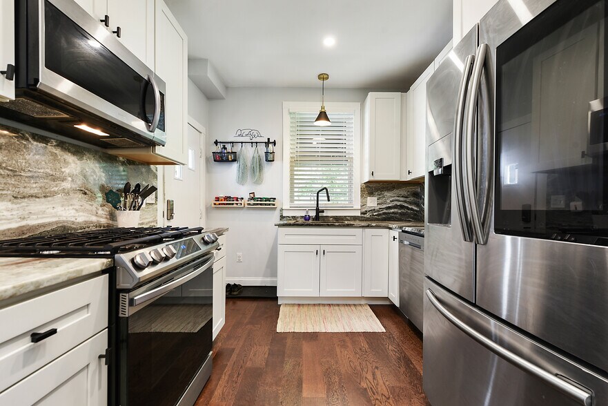 Building Photo - 5470 Hillcrest St