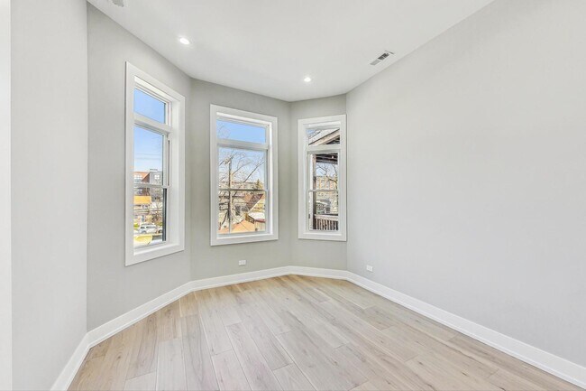 Building Photo - 1535 N Maplewood Ave