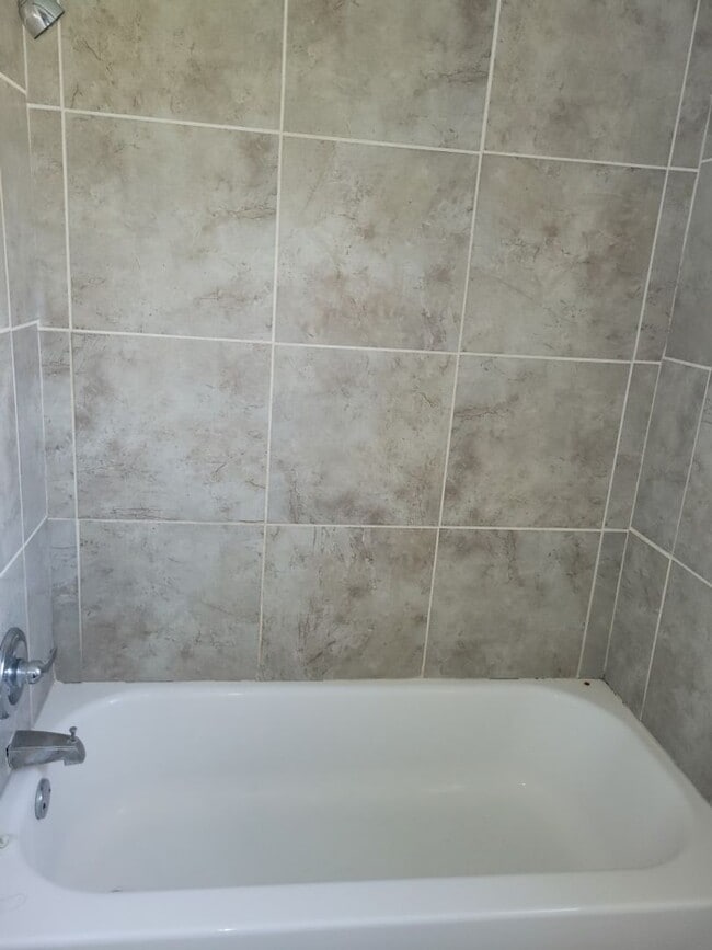 Building Photo - 2 bed 1 bath   Nice apartment. Washer dryer included !