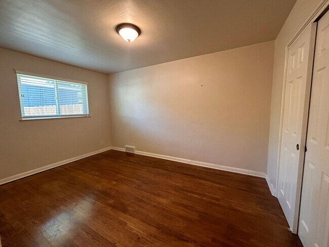Building Photo - $0 DEPOSIT OPTION. CHARMING 2BED/1BATH DUPLEX NEAR SLOAN LAKE!!