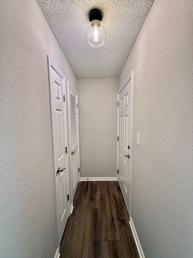 Building Photo - STRATFORD CONVENIENT 1/1 CONDO IN SEMINOLE...