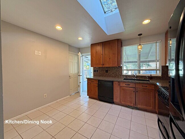 Building Photo - 5-Bedroom Aurora Home with Smart Layout & Private Lower-Level Entrance
