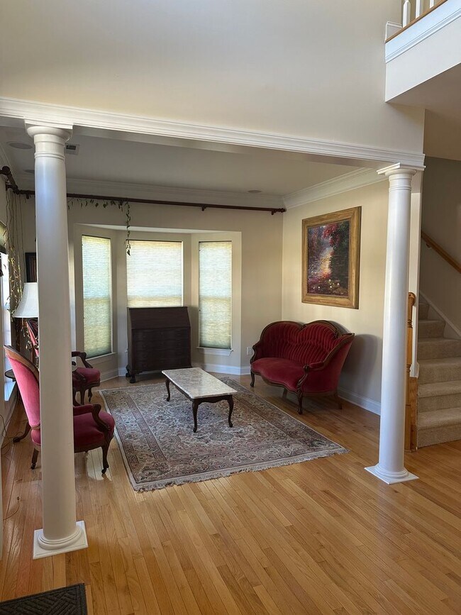 Building Photo - Prime Location, Five Forks! Lease only