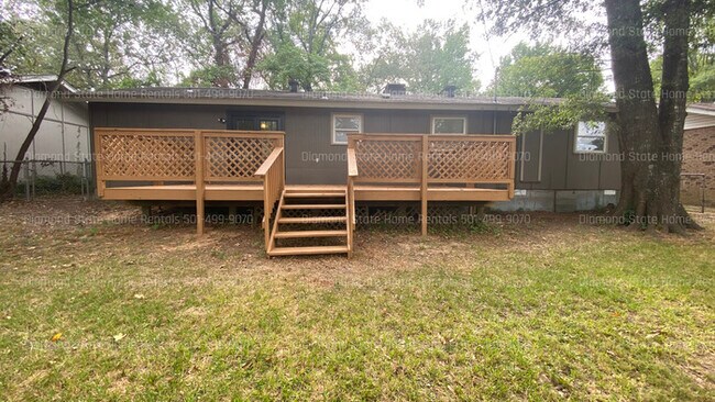 Building Photo - 4 bedroom 2 bath home for rent