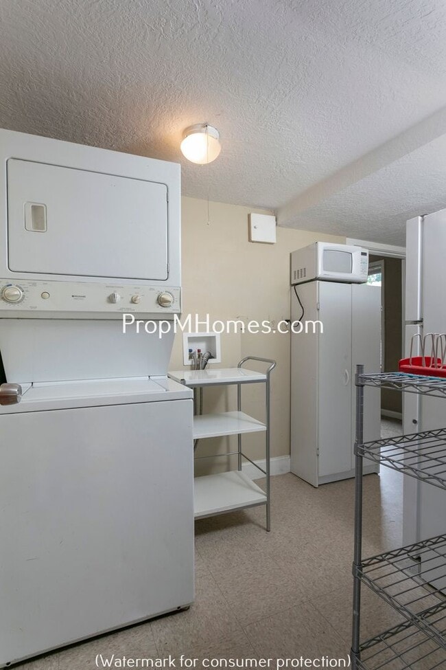 Building Photo - Charming One Bedroom Plus Office/Den In SE Portland!