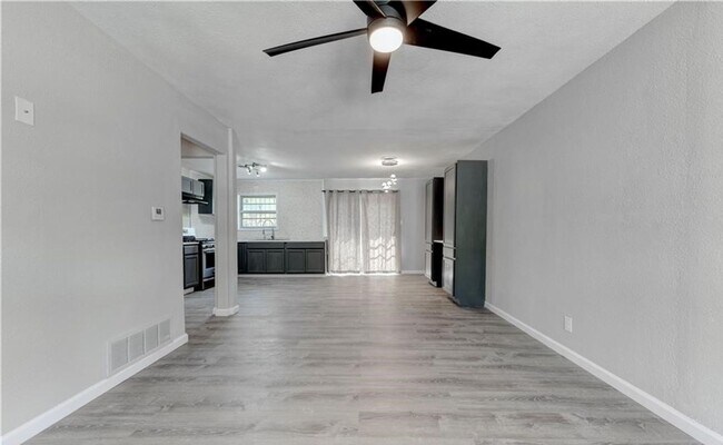 Building Photo - Renovated 3-bedroom House!