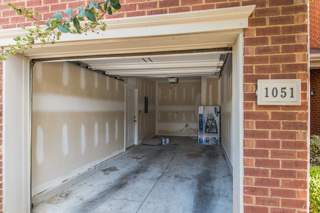 Building Photo - This 3 BR/2.5 BA Oak Hill Townhome Should Satisfy Your Standards!!!