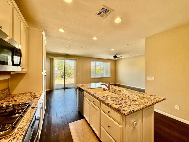 Building Photo - Great Home available immediately