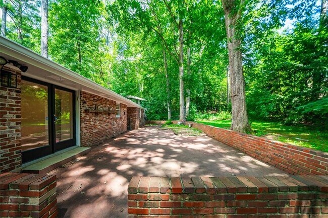 Building Photo - 2038 S Akin Dr