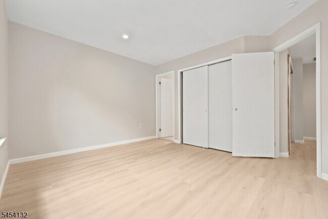 Building Photo - 703 Porter Way W