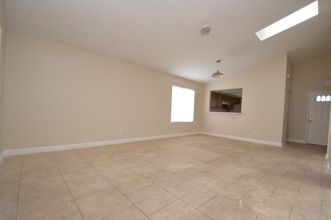 Building Photo - Cute 3 BR/2 BR Home  ~ Community Pool ~ Fe...