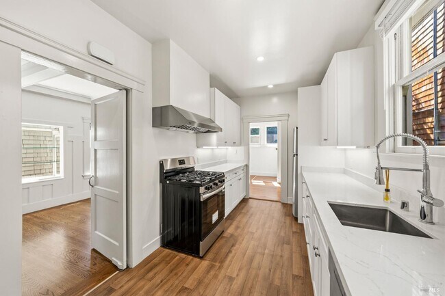 Building Photo - 31 Acacia Ave