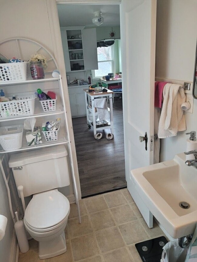 Building Photo - 1 Bedroom, 1 Bathroom Upper Duplex in Thir...