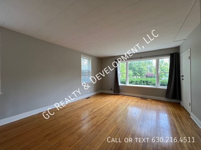 Building Photo - ***RIVERSIDE 1ST FLOOR UNIT / 2 BDRM - 1 B...