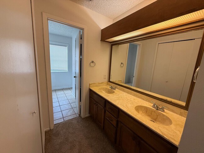 Building Photo - 3 Bedroom/2.5 Bath Silver Creek Subdivision