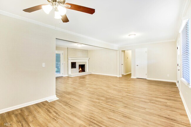 Building Photo - 3661 Collins Dr