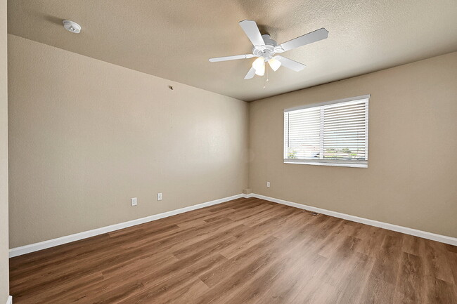 Building Photo - $1,850-3 Bed 3.5 Bath townhome in CO Sprin...