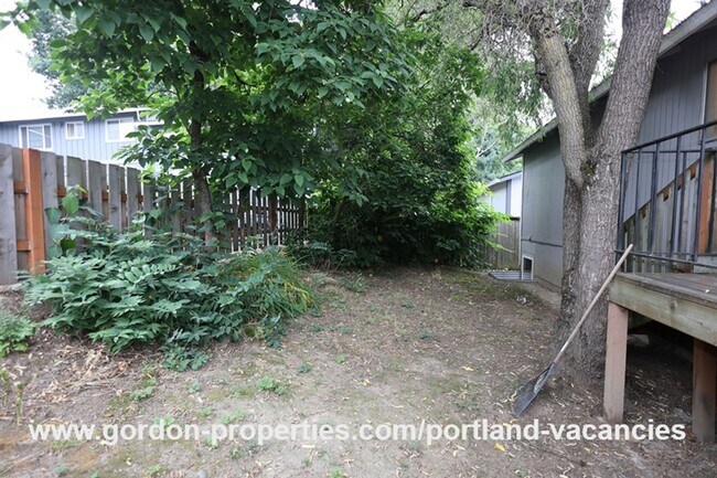Building Photo - SE 15th Ave - remodeled 3 bedroom duplex w...